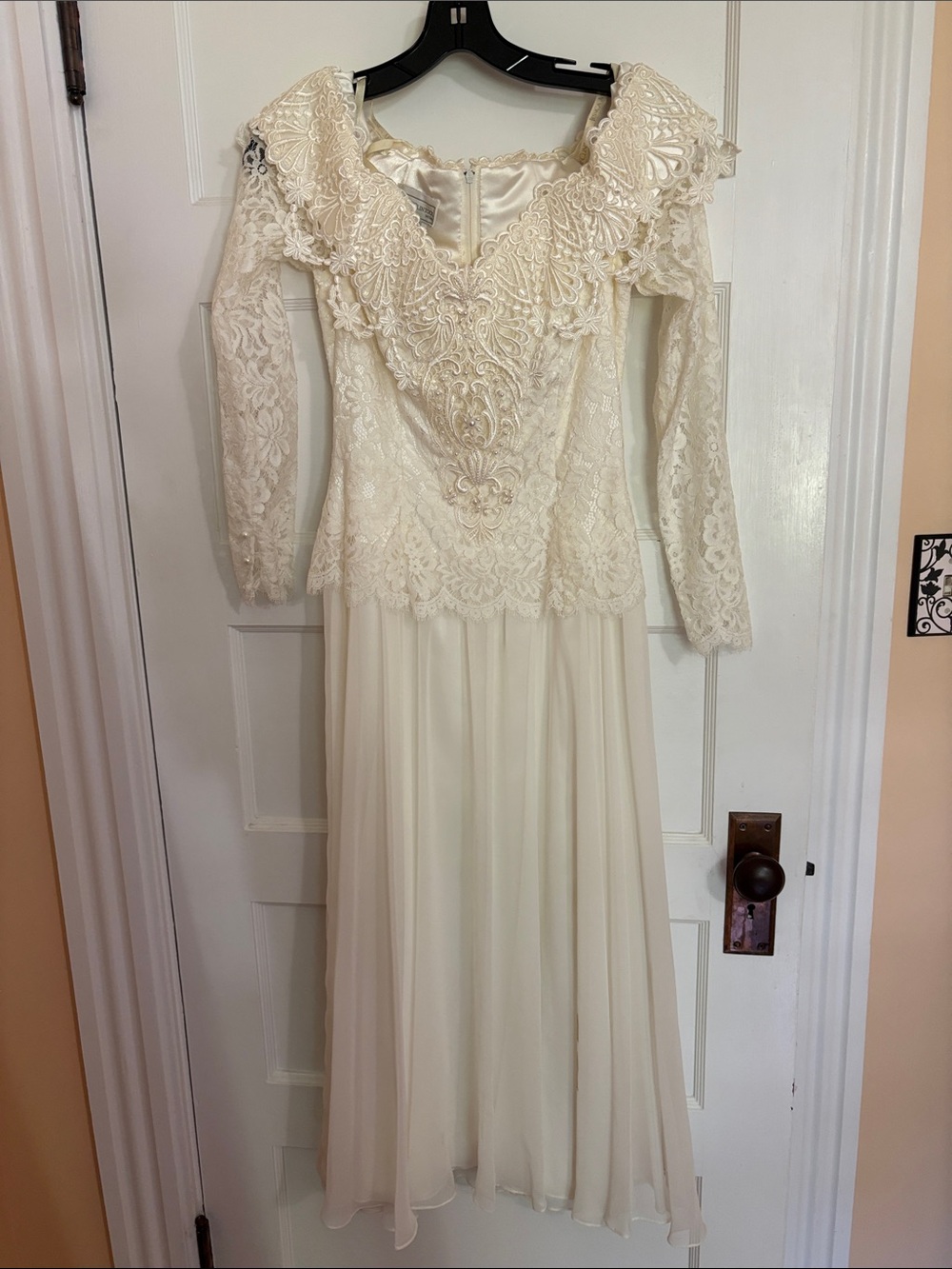 Jessica McClintock Vintage Bridal Ivory Lace Off-Shoulder Long Dress. Size 5/6.